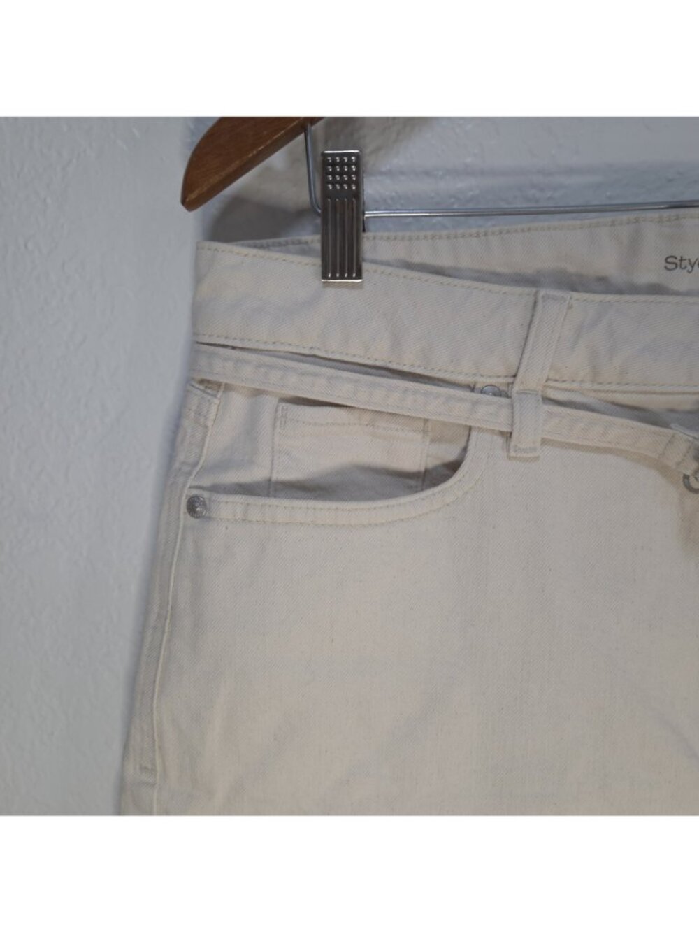 Style&Co. Womens Size 14 Cream Belted Shorts High Rise Slimming Pocket - Picture 3 of 16